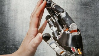 Una mano humana y una biónica