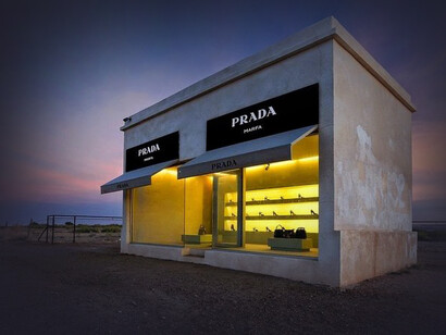 Vista lateral de la tienda de Prada en medio del desierto de Texas, EE.UU.