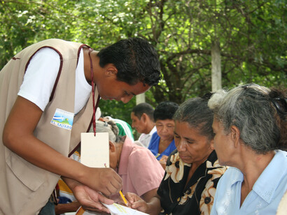 Voluntarios de una ONG ayudan a un grupo de mujeres a aprender a leer