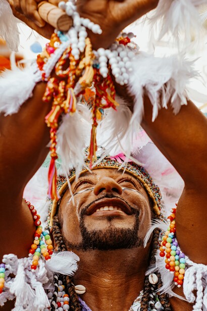 Il cacique Gil de Oxumaré, foto di Laraa Carvalho. Attraverso rituali, danze e offerte, i fedeli invocano Oxumaré per armonizzare i flussi dell’acqua, del denaro e dell’energia vitale  