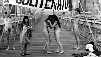Yayoi Kusama; Happening contra la Guerra de Vietnam y quema de banderas en el puente de Brooklyn, 1968