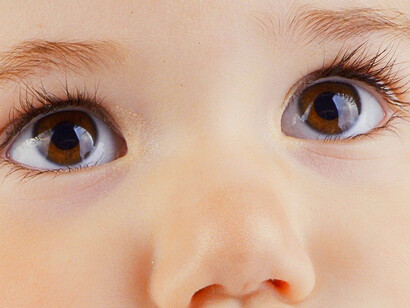 Acercamiento a los ojos de un niño. Ojos que estallaban en órbitas lejanas y abrían puertas cerradas de constelaciones desconocidas