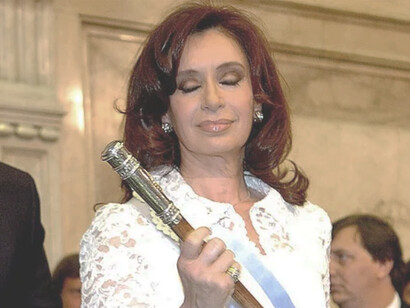 Cristina Fernández de Kirchner (2007–2015) profundizó ese camino, enfrentando a los poderes financieros y consolidando una visión de país contraria a las imposiciones del Consenso de Washington
