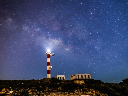 Tenerife. Faro en la noche estrellada. Foto: Ramón Pérez