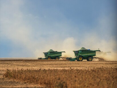 Duas colheitadeiras avançam por uma extensa plantação de soja em Paragominas, no Pará. A escala da produção evidencia a dimensão dos sistemas agrícolas que precisam se adaptar às variações das condições climáticas