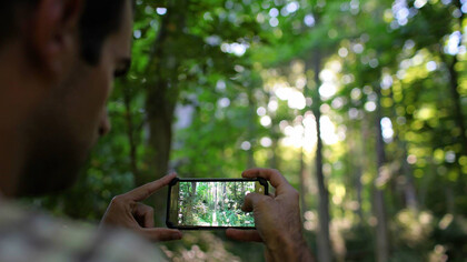 Escursionista che fotografa il paesaggio 