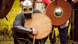 Guerrieri con scudi. Educazione dei giovani sanniti: il duro addestramento dei futuri guerrieri