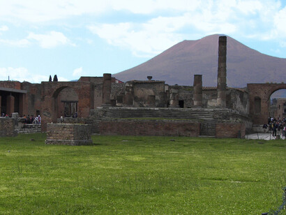 Poco después del desastre natural, el emperador romano Alejandro Severo dio la orden de excavar en la zona donde había surgido la antigua Pompeya, pero a causa de la espesa capa de cenizas y lapilli, el proyecto se esfumó poco después.
Foro de Pompeya, con el Templo de Júpiter y el Vesubio al fondo, Nápoles, Italia