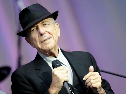 Leonard Cohen en una actuación 