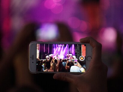 Grabando un concierto con el móvil. Foto: Rafael Martín