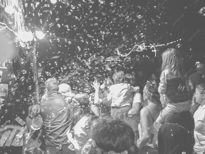 A los seres humanos nos domina la misma obsesión que movió a Prometeo a arrebatar el fuego a los dioses, aun a riesgo de quemarnos en el intento. Jóvenes festejeando el fin de año