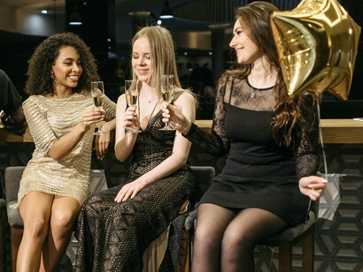 Amigas em encontro. Dito de outro modo, “O (in) sensível, sendo o que se produziu com o transcender, sem que as personagens tenham consciência do mesmo, é resultado da impulsividade, desejo, apetite e aspiração (…)”
