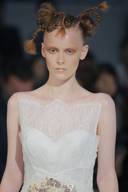 Pizzi e fiori per una sposa romantica