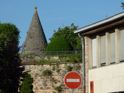 Tenemos, me dijo, 140 familias que no comen todos los días... (vivo en el campo, donde hay muy poca población).  Calle Poterne, Beaune, murallas.La Tour des Billes, Francia