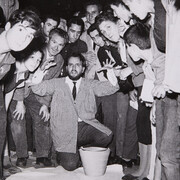 Fotógrafo desconocido, Momento vivo-dito de Alberto Greco en Lavapiés, 18 de octubre de 1963. Museo Reina Sofía © Gentileza derechohabiente de Alberto Greco