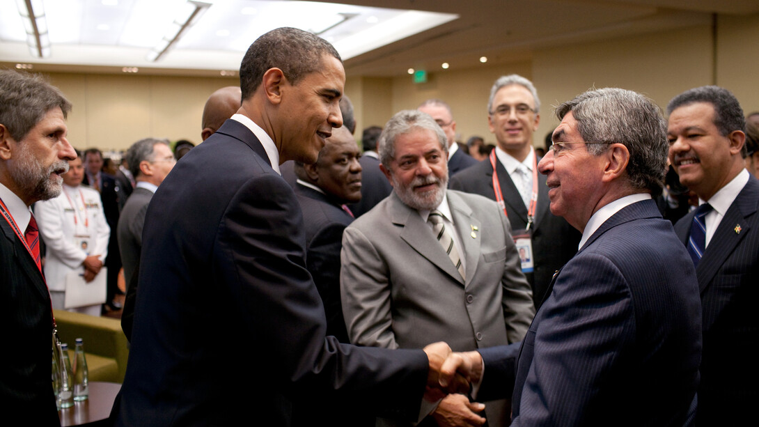 Barack Obama saluda a Óscar Arias en presencia de Lula