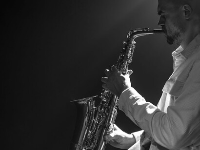 Desde sus raíces afroamericanas en el sur de Estados Unidos, el jazz se convirtió en un lenguaje musical universal que ha acompañado a varias generaciones durante más de un siglo