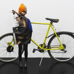 Isa Genzken, Untitled, 2018, mannequin, clothes, bicycle and spray paint, 121x170x60 cm, courtesy Galerie Buchholz, © VG Bild-Kunst, Bonn