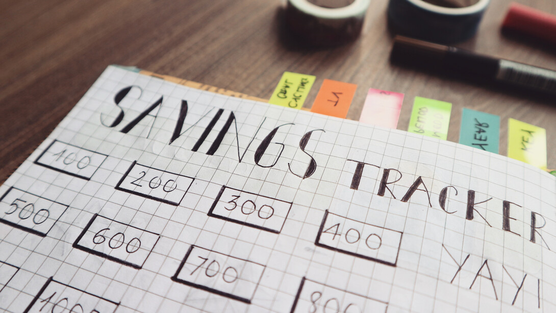 Planilha feita à mão onde se lê controlador de gastos