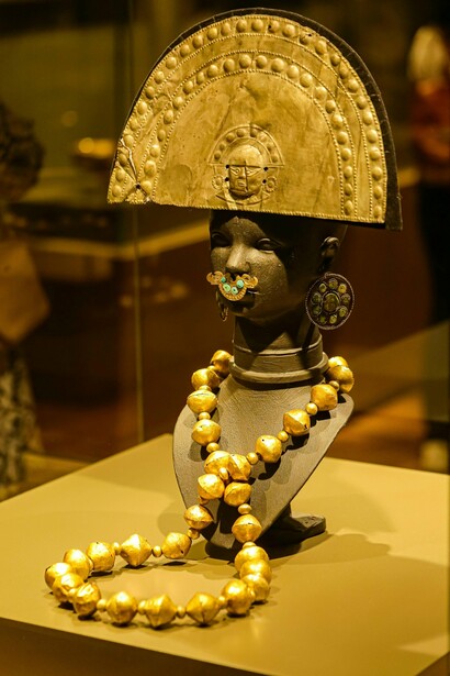Peça ritualística em ouro preservada em museu internacional. Cada objeto mantido longe de seu contexto original carrega também as marcas históricas das relações de poder que o deslocaram