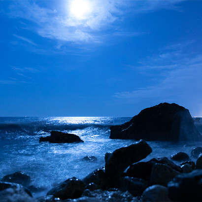 Mar e pedras. Foram tempos até conseguir vencer o silêncio