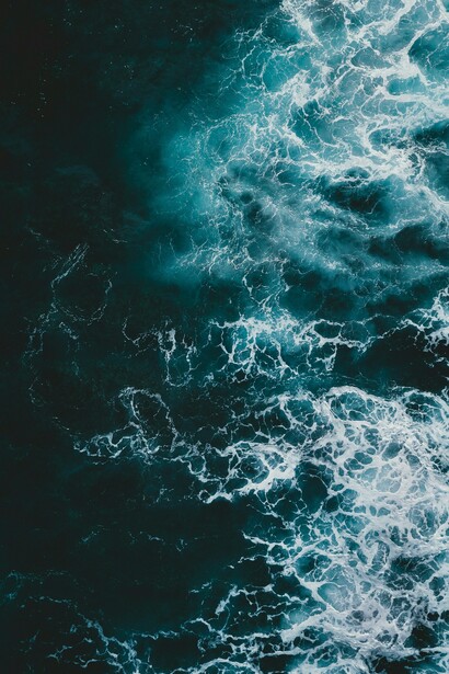 Agua en movimiento por la marea y las olas