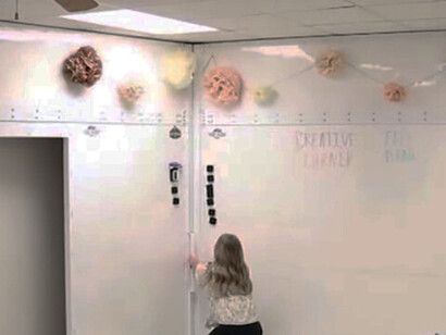 La pared cumple una doble función, pues funciona como pizarra y al desplazarse, cierra el espacio, asegurando a los alumnos. West Elementary School (Escuela Primaria) de Cullman, Alabama, EE.UU.