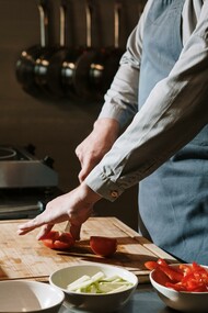 Chef in cucina. Pietro riesce a mettere nel piatto non solo i suoi sogni, ma la sua storia, le emozioni, il territorio, i luoghi, la creatività, i sentimenti per la propria terra e le origini slegate e ricomposte in nuove visioni