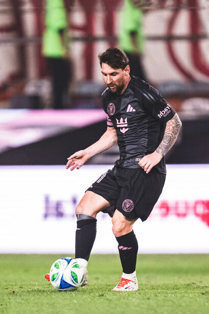 La presencia de Messi en el estadio desató una avalancha de fanáticos que llenaron las gradas y los alrededores, buscando ver al astro argentino