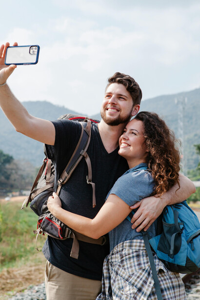 Pareja fotografiando recuerdos