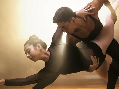 Casal de bailarinos. No livro da dança encontramos o acolhimento de toda e qualquer emoção, sensação, impulsos internos e também externos, como fatores super importantes para sua manifestação, e por isso responsavelmente recebidos dentro de um espaço seguro onde podemos nos dividir em partes e sentir o todo. Um lugar onde podemos praticar o ser humano, sensível, tolo, alegre, estúpido, espiritual, sem nos sentirmos julgados, competitivos ou intimidados