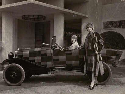 Studio REP, Modèles devant voiture simultanée, 1925, © Pracusa 2013057, © BNF, Robert mallet-Stevens © Adagp, Paris 2014, Jacques Heim © DR
