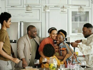 Família reunida. Autores renomados, como Paulo Freire, enfatizam que o diálogo é a essência da educação. Para Freire, a comunicação horizontal e construtiva transforma o ambiente e ajuda a desenvolver a consciência crítica dos indivíduos