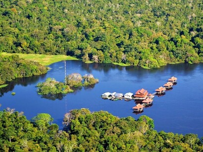 Casas flotantes de la posada Uacarí en la Reserva de Mamirauá