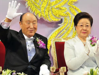 En 2023 la Iglesia de la Unificación lleva a juicio al bueno de Mickey, por fin, y se le acaba el chollo. Se reconoce la propiedad de la corporación religiosa y es entonces cuando sale a la luz la verdad,  el hombre es un adicto a las conspiraciones