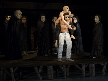 Ana Maria Pacheco, Shadows of the Wanderer, 2008, Sculpture, polychromed wood, 260 x 390 x 605 cm, on exhibition at Norwich Cathedral 