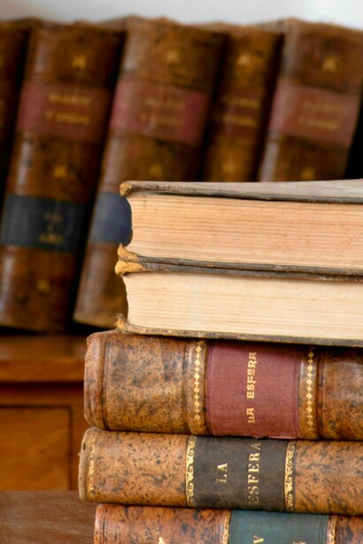 A lo largo de la historia, las plumas más magistrales han creado sus obras al margen de la validación institucional, movidas por motivaciones humanistas y por el deseo de registrar modelos de vivencia que trascendieran su propio siglo