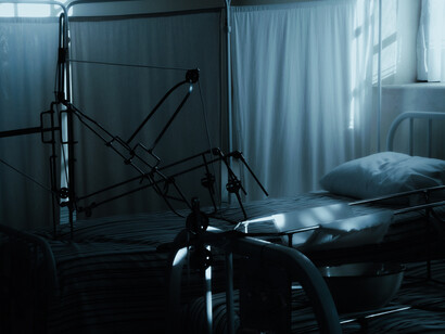 Habitación hospitalaria vacía con una cama y material de asistencia médica