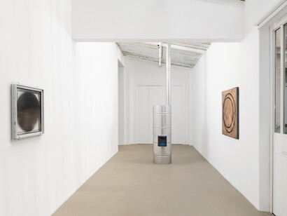 Oscar Tuazon, L’École de l’eau, Galerie Chantal Crousel, Paris (2021). Courtoisie de l’artiste et | Courtesy of the artist and Galerie Chantal Crousel, Paris. Photos: Aurélien Mole. 