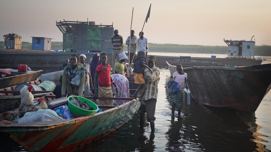 Des centaines de personnes arrivent chaque jour à Awerial après avoir fui le conflit dans et autour de la ville de Bor. Les gens voyagent toute la nuit sur des barges avec le peu qu'ils ont pu emporter de chez eux. Oxfam aide les personnes sur place en leur fournissant de l'eau potable et des installations sanitaires, tout en promouvant de bonnes pratiques d'hygiène, 14 janvier 2014