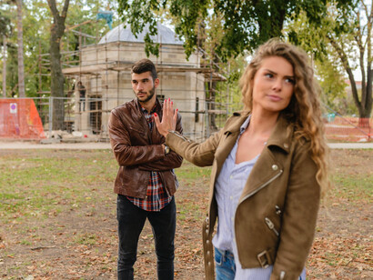 Una ragazza e un ragazzo litigano in un parco: la rabbia è contenuta nell’odio e, come l’odio, sa aspettare, sa insinuarsi, talora la si descrive come un gesto liberatorio
