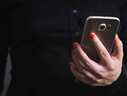 Con el smartphone a todos los lados