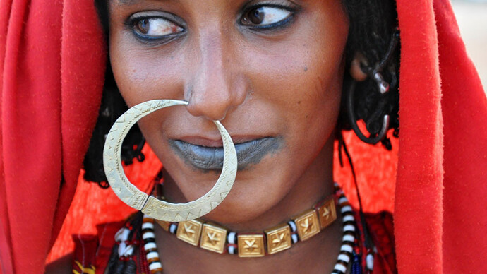 Enikö Nagy, The large golden zumam, a nose ring, underlines the beauty and status of this Kababish nomad woman. In Al Hamrat Al Sheikh