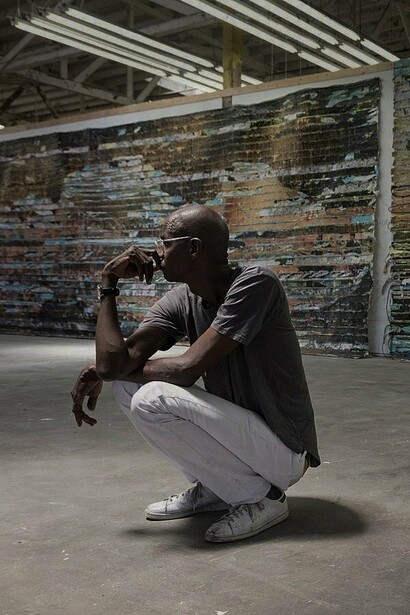 Mark Bradford nel suo studio nel 2017