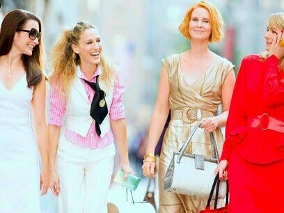 As quatro personagens principais de Sex and the City. O seriado contando a história de quatro mulheres solteiras em Nova York atraiu uma legião de fãs, ganhou prêmios e se tornou um marco ao ser um seriado voltado para as mulheres, que falava de sexo e não tinha medo de discutir assuntos considerados tabus na época