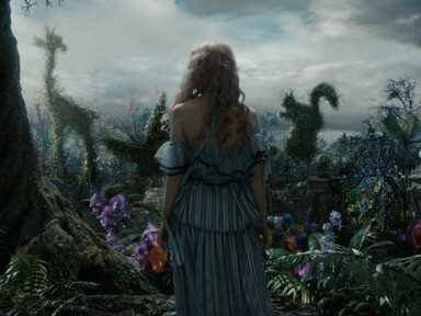 Nos arrojamos dando vueltas por el tobogán hasta caer en un salón decorado de una estética de género fantástico, a lo Tim Burton, con reglas arbitrarias y sin lógica