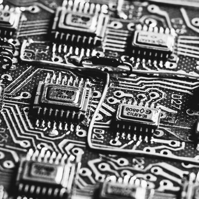 El debate gira en torno a si el país debe convertirse en un laboratorio de innovación tecnológica o proteger sus recursos, su soberanía y sus capacidades productivas