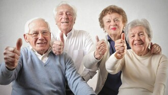 Gruppo di amici anziani divertiti