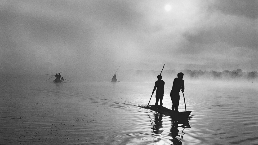 Fishing in the Piulaga Laguna during the Kuarup ceremony of the Waura Group, Upper Xingu Basin, 
Mato Grosso, Brazil, 2005 © Sebastião Salgado / Amazonas Images