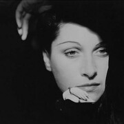 Man Ray, Portrait de Dora Maar aux petites mains, 1936, Vintage, gelatina al bromuro d'argento, cm 19,7x27,3, New York, Collezione Debra e Jean Bensadoun, Photo credit: Alister Alexander /Camerarts